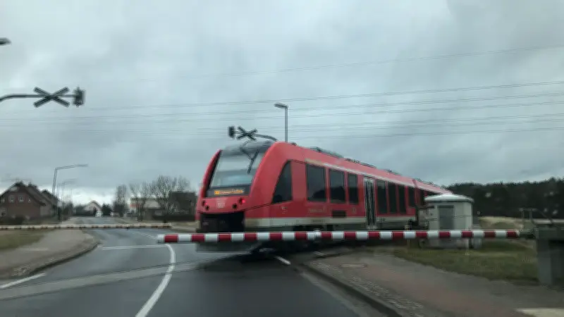 Vollsperrung in Eggesin: Bahnübergang Ueckermünder Straße für Schienenwechsel gesperrt