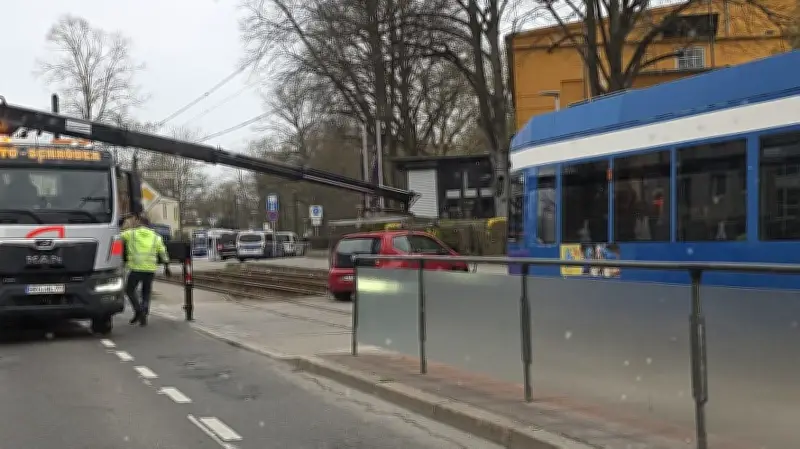 Vorfahrtsmissachtung in Rostock: Junge Autofahrerin kollidiert mit Straßenbahn