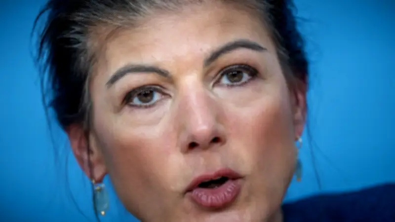 Wagenknecht attackiert Merz-Regierung: Tankrabatt als „irre Abzocke“ und politische Lüge