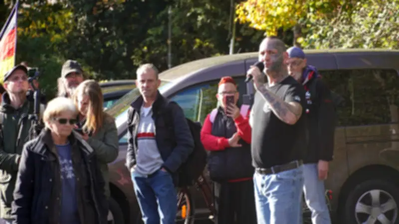 Wal-Rocker bei rechter Demo: Minister Backhaus zu zwielichtiger Figur in Timmys Rettungsteam