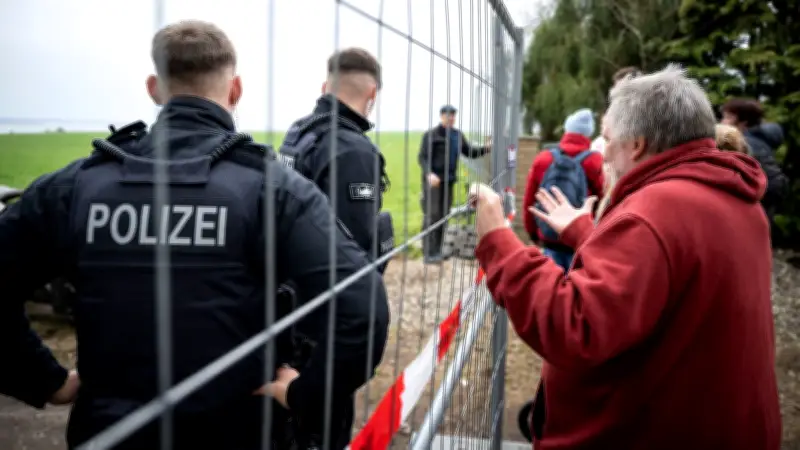 Wal-Wahn an der Ostsee: Schaulustige und Aktivisten auf Poel