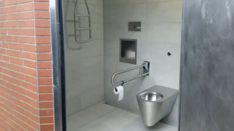 Waren modernisiert öffentliche Toiletten: Kietzstraße fertig, Bahnhofs-WC folgt