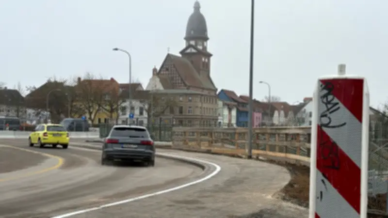 Waren sperrt Bundesstraße und Stadtrandstraße: Doppelte Verkehrseinschränkungen ab 20. April
