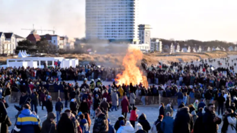 Warnemünde startet stimmungsvoll in die Saison: Leuchtturmeröffnung, Ostermarkt und Osterfeuer am Strand
