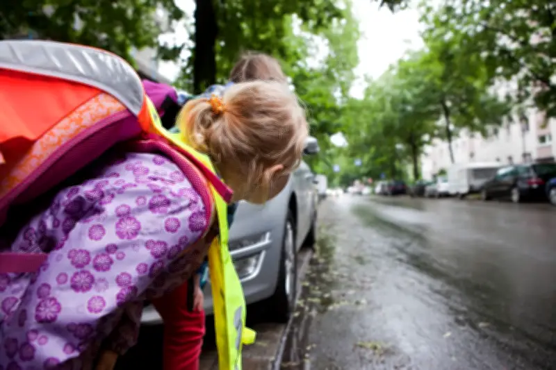 Warum Winken gefährlich ist: Richtiges Verhalten bei Kindern am Straßenrand
