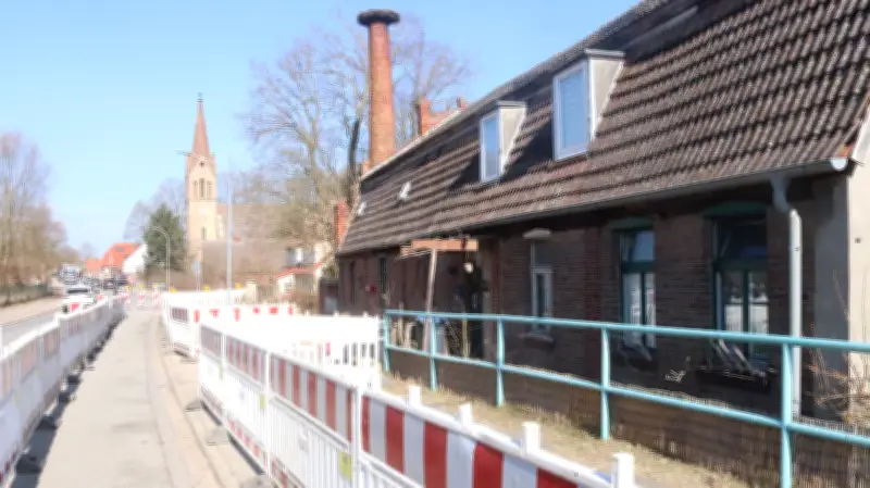 Wassermühle in Belling sorgt für Verkehrschaos: Gehweg gesperrt, Bundesstraße halbseitig dicht