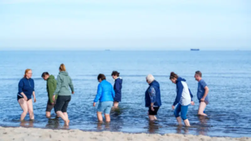 Wassertreten in der Ostsee: Jeden Mittwoch in Warnemünde
