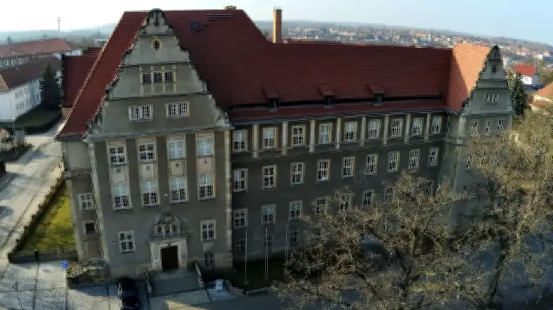 Weihnachtsdiebstahl auf Baustelle: Drei Männer wegen gestohlener Kabeltrommeln vor Gericht