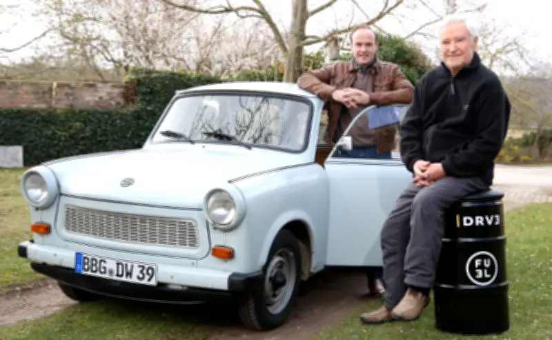 Weltpremiere im Salzlandkreis: Erster umweltfreundlicher Trabant mit synthetischem Kraftstoff zugelassen