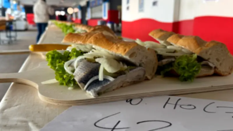 Weltrekord in Rostock: Längstes Fischbrötchen der Welt mit 42,37 Metern geknackt