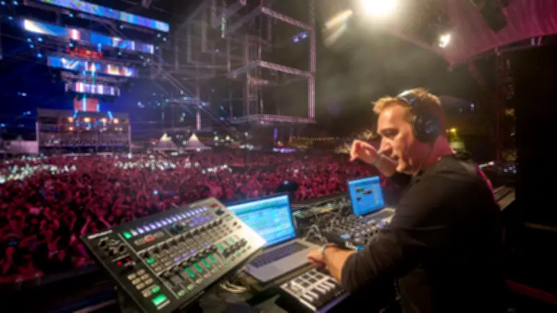 Weltstar Paul van Dyk legt im Stadion von Lok Leipzig auf