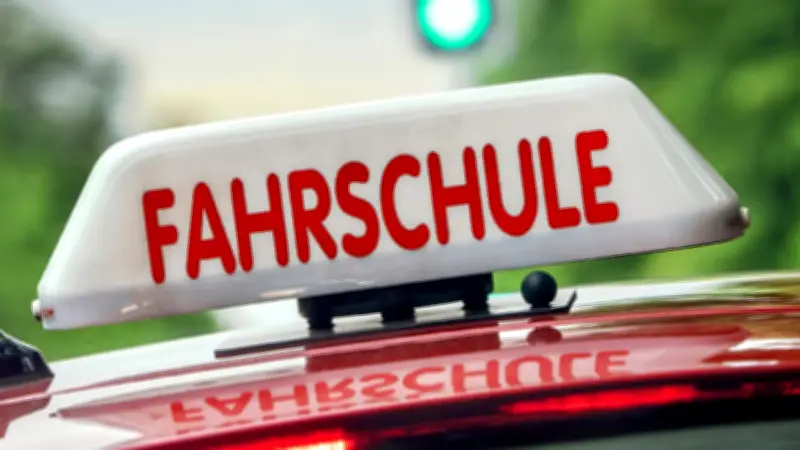 Wendemanöver endet im Überschlag: Fahrschüler und Lehrer bei Unfall leicht verletzt