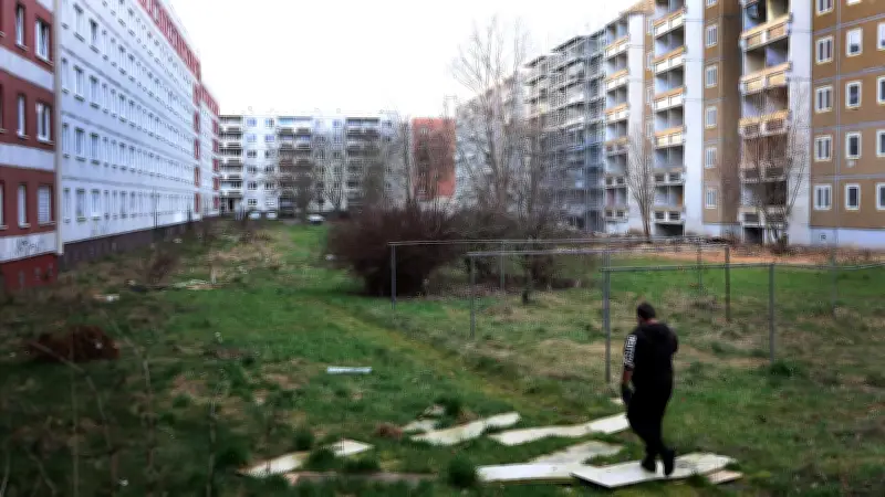 Wenn die Heimat zum Müllplatz wird: Tränen aus Beton in Halle-Neustadt
