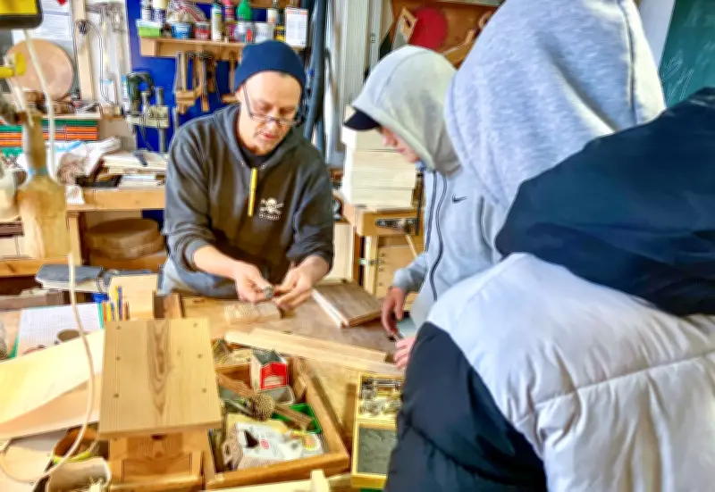 Werkbank statt Schulbank: Wie Vogelhäuschen-Bauen in Halle Schulverweigerern hilft