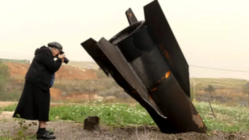 Westjordanland: Raketenwrack wird zum Mahnmal im Staub des Jordan-Tals