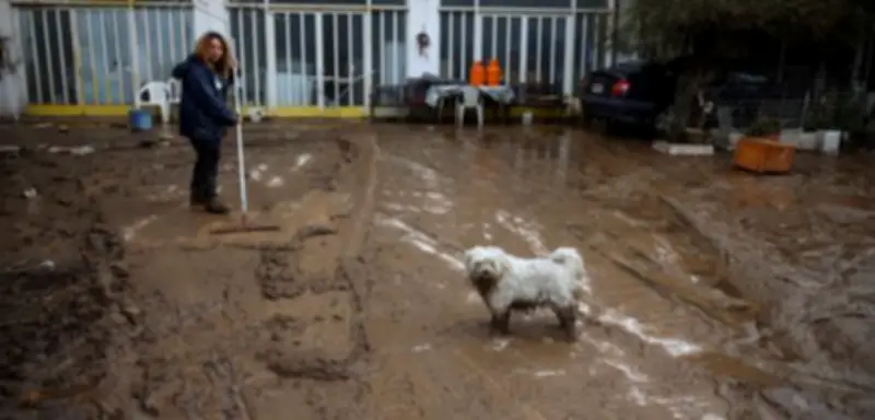 Wetterchaos in Südeuropa: Schnee, Überschwemmungen und Saharastaub legen Italien und Griechenland lahm