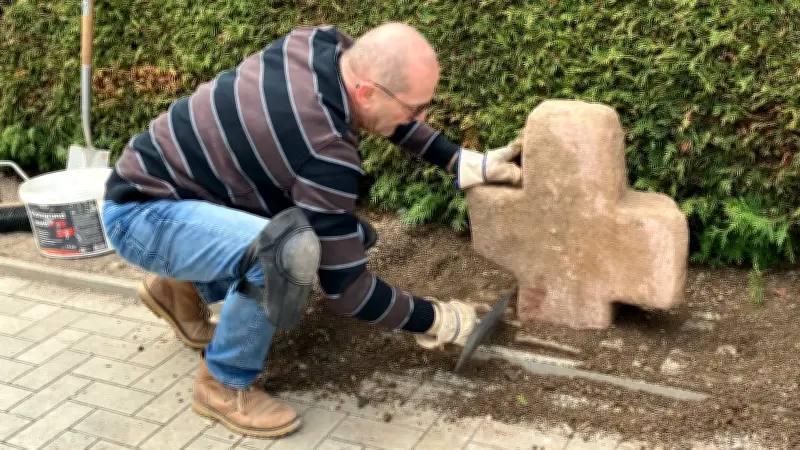 Wiedergefundenes Steinkreuz in Thürungen aufgestellt - Rätsel um mittelalterliches Kleindenkmal bleibt