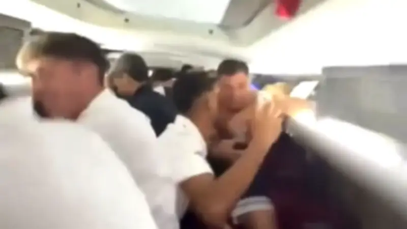 Wilde Aufstiegsparty im Mannschaftsbus auf der Autobahn