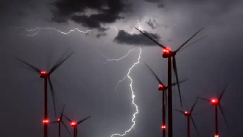 Windräder blinken trotz Verbot weiter: Ärger um Nachtkennzeichnung