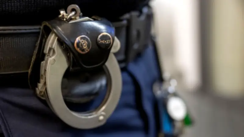 Wolfen: Sammelkarten-Diebstahl in Drogerie – Polizei sucht mutmaßlichen Täter