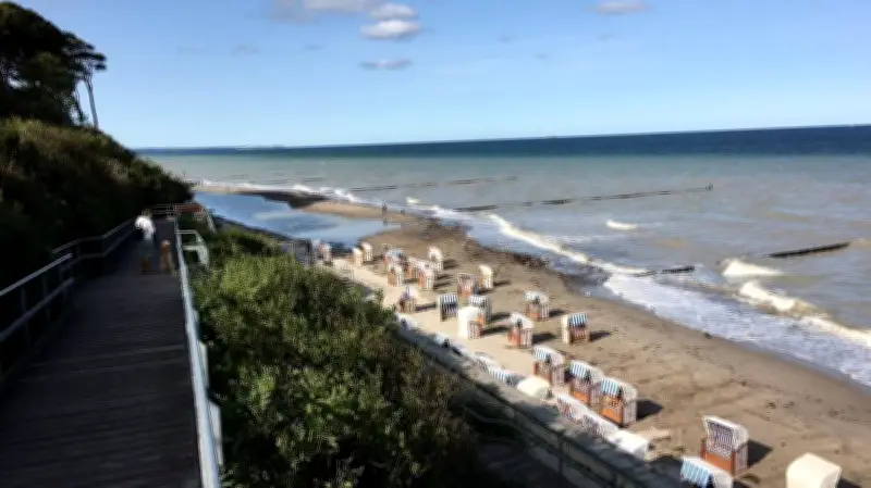 Zigarettenautomat an Ostsee-Strandaufgang in Nienhagen gesprengt - Täter flüchtig