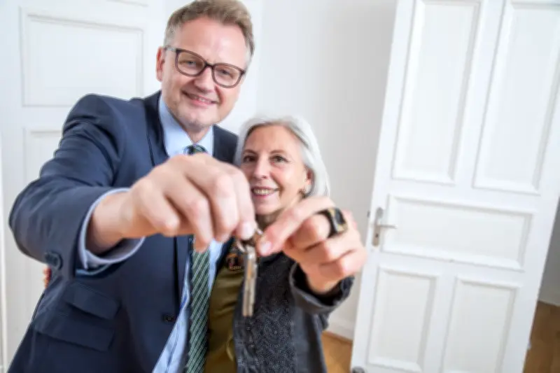 Zusammenziehen ohne Stress: Der umfassende 11-Punkte-Plan für Paare