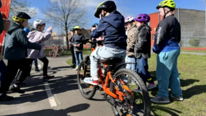 Zweitklässler trainieren Radfahren im Verkehrsgarten Malchin