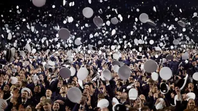 3000 Polizeianwärter in Köln vereidigt: Mützenwurf als Symbol für neuen Lebensabschnitt