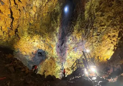 Aufzug ins Vulkanherz: Isländisches Naturabenteuer im Thrihnukagigur
