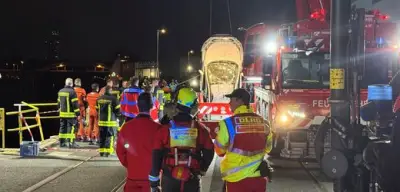 Auto stürzt in Main: Fünf Verletzte, zwei in kritischem Zustand