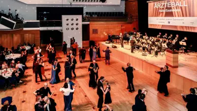 Ballkleid statt Kittel: Halles Ärzte feiern ausgelassenen Ball für wohltätige Zwecke