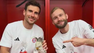 Bayern feiert 35. Meistertitel: Kult-Kakadu trinkt Champagner in der Kabine