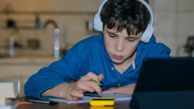 Bildungsexperte warnt: Smartphones und KI gefährden Schulleistungen der Generation Z