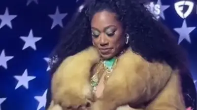 Boxerin Alycia Baumgardner sorgt vor Kampf mit spektakulärem Outfit für Aufsehen