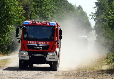 Brandenburg: Hunderte Einsatzkräfte trainieren bei hoher Waldbrandgefahr für den Ernstfall