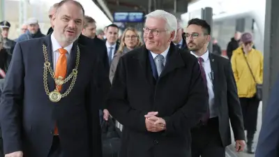 Bundespräsident Steinmeier auf dreitägiger Ortszeit-Reise: Selfies und Bismarck-Brötchen in Stralsund