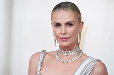 Charlize Theron spricht über die hormonellen Herausforderungen mit ihren Töchtern