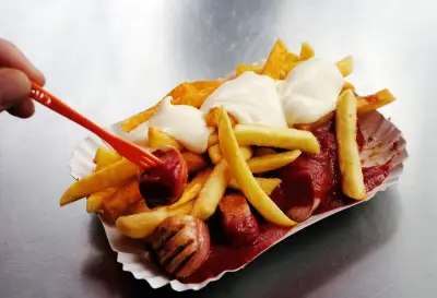 Currywurst: Kultiger Klassiker zwischen Berliner Tradition und Ruhrpott-Variationen