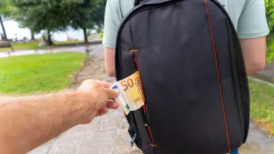 Diebstahl in Halle: Polizei sucht nach zwei Männern nach Rucksack-Raub in Oleariusstraße