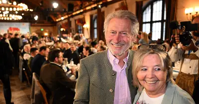 Django Asül begeistert beim Maibockanstich 2026: Politprominenz und Prominente im Hofbräuhaus