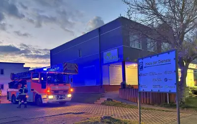 Doppelter Einsatz in Köthen: Rauchmelder-Alarm und Schotter auf der Straße beschäftigen Feuerwehr