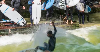 Ein Jahr nach tödlichem Surfunfall: Eisbachwelle in München bleibt Politikum mit offenen Fragen