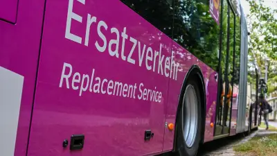 Ersatzbus bei Lüblow gegen Baum gefahren: Fahrer flüchtet