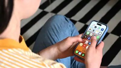 Erschreckende Studien: So oft greifen wir zum Handy und was das mit unserem Gehirn macht