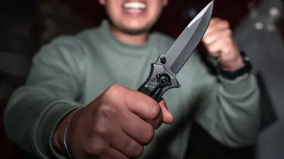 Eskalation in Halle: Jugendliche besprühen und bedrohen Männer mit Messer