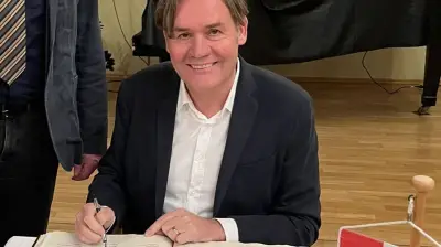 Ex-Bürgermeister aus Luxemburg wird in Malchiner Ehrenbuch verewigt