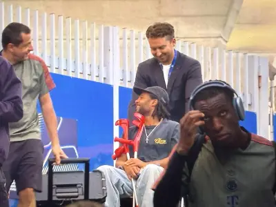 FC Bayern: Gnabry trotz schwerer Verletzung im Rollstuhl in Paris