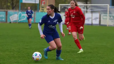 FC Neubrandenburg-Fußballerinnen siegen knapp 1:0 gegen Warnemünde im Dauerregen
