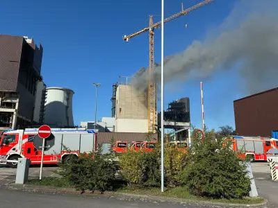 Feuer auf Kraftwerksgelände in Berlin-Lichterfelde: 50 Feuerwehrleute im Einsatz