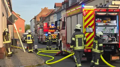 Feuerwehr löscht Brand durch Ethanolofen in Aschersleben